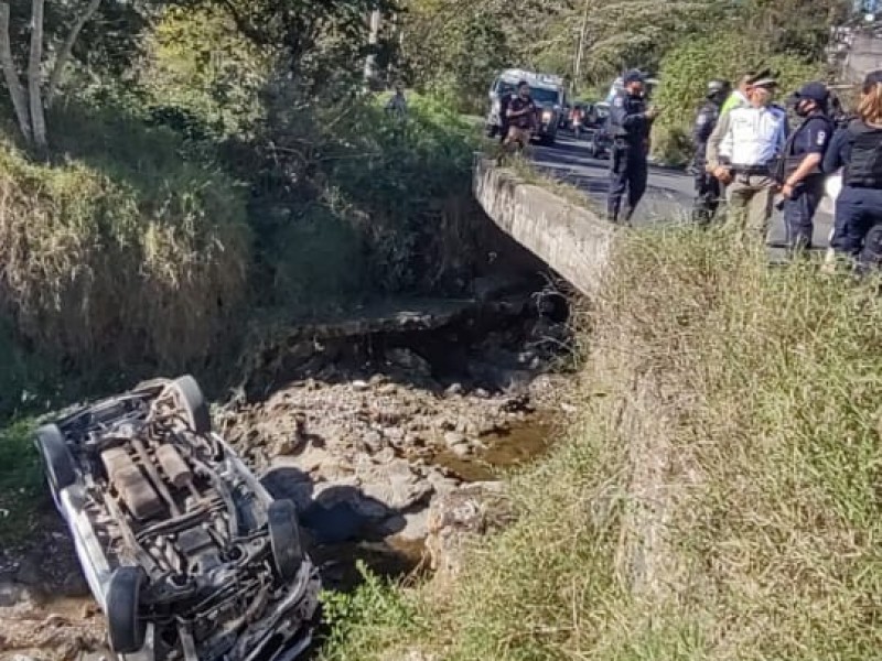 Camioneta termina volcada en canal de aguas negras de Higueras