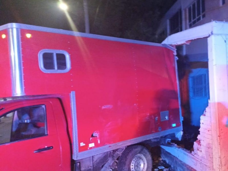 Camioneta tira barda de una escuela