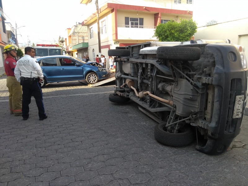 Camioneta vuelca al pasarse alto y chocar