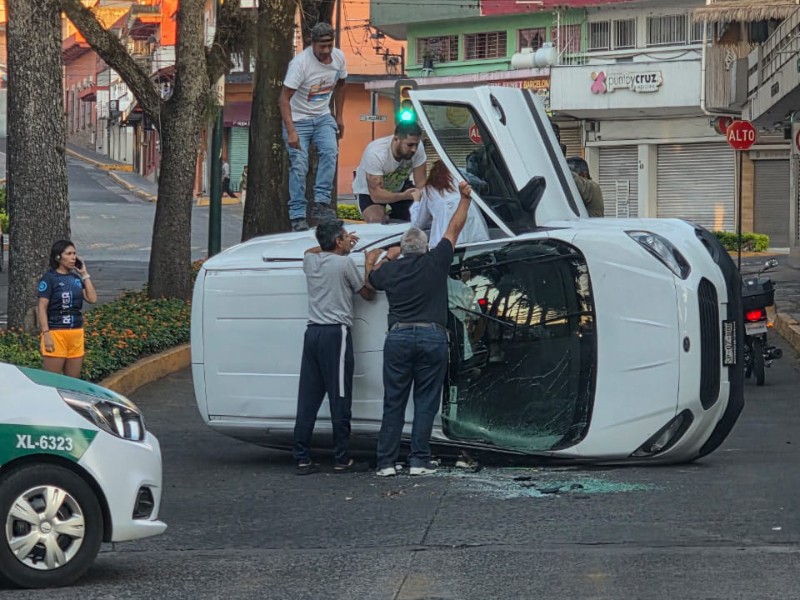 Camioneta vuelca en el centro de Xalapa