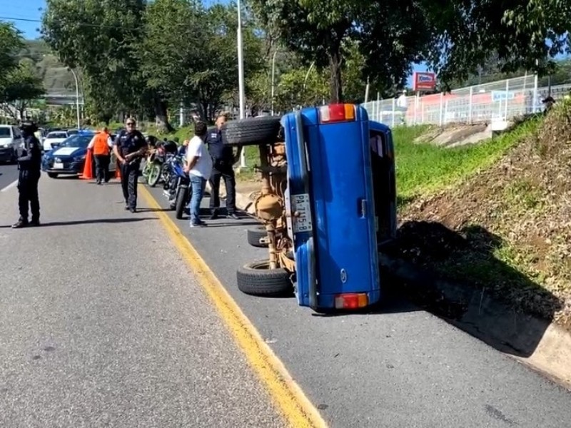 Camioneta vuelca en el Libramiento de Tepic