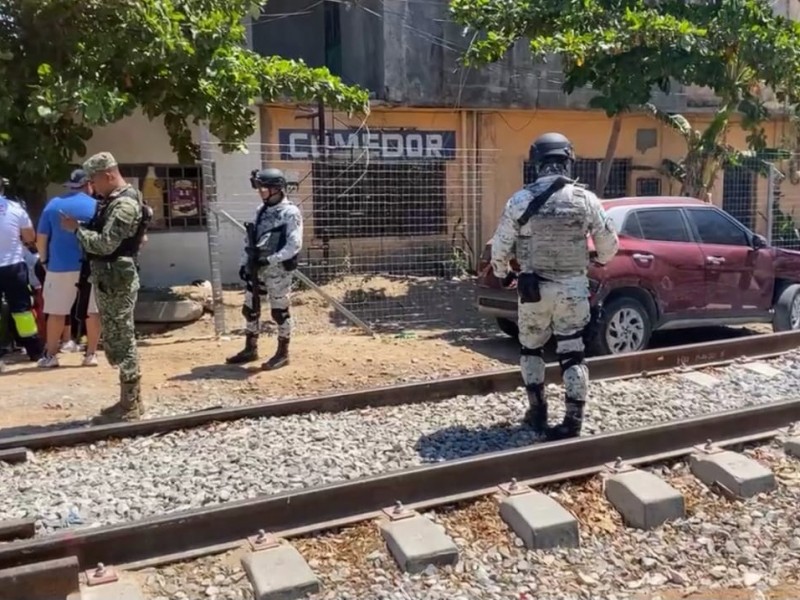 Camioneta y maquinaría se impactan en vías del tren