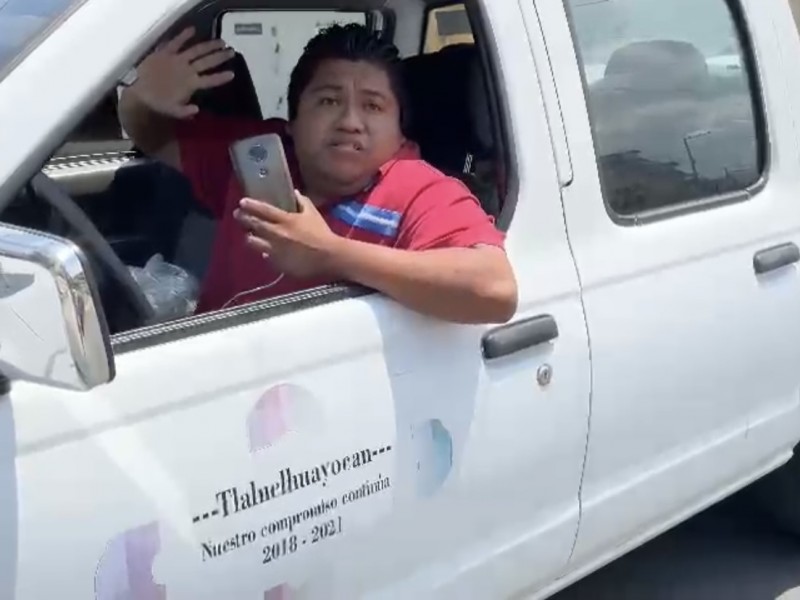 Camionetas del ayuntamiento de Tlalnelhuayocan llevan despensas para candidato priista