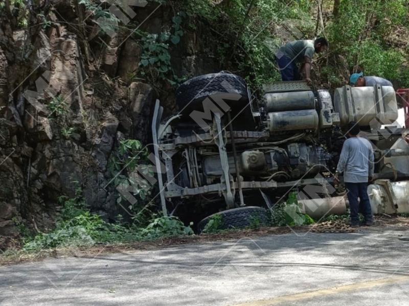 Camión se sale del camino y choca en la Sierra de Zihuatanejo
