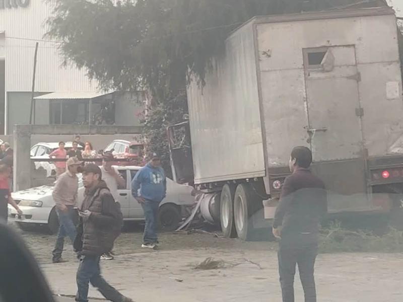 Camión sin frenos embiste a cinco vehículos en la carretera México-Toluca