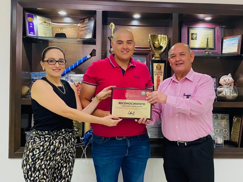 Campeón de Kickboxing reconoce y agradece el apoyo del alcalde