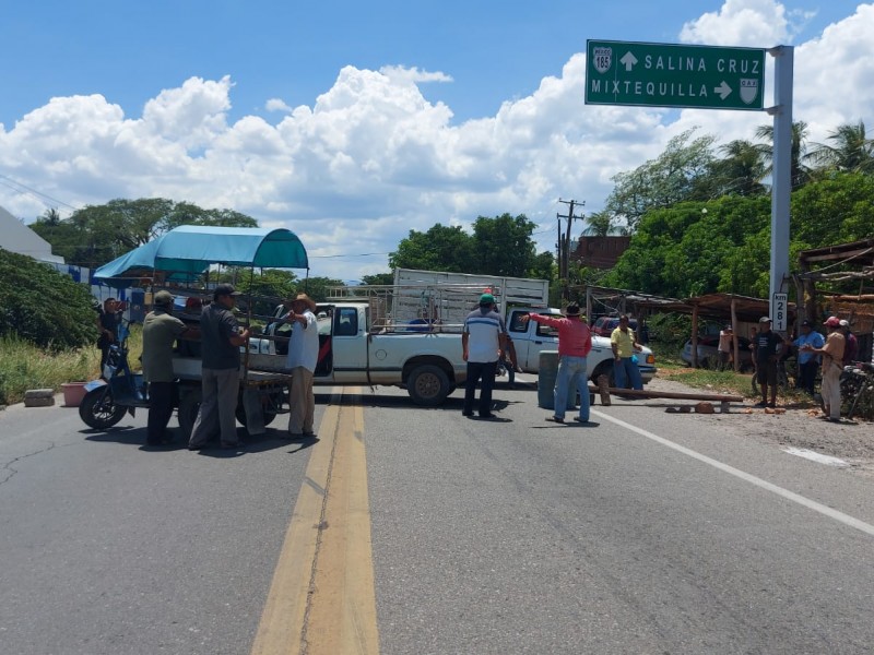Campesinos activan bloqueo carretero para exigir 