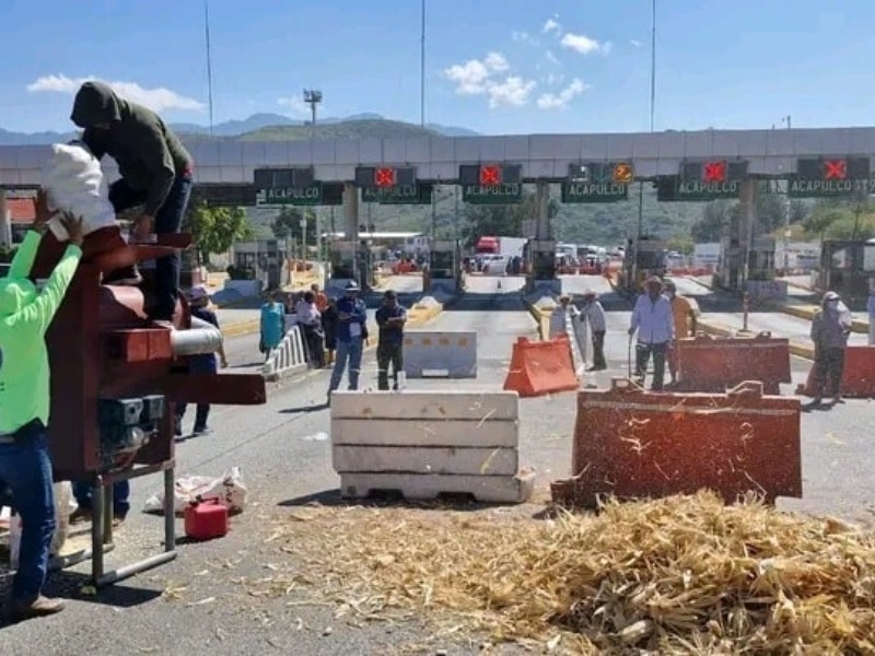 Campesinos bloquean Autopista del Sol en Chilpancingo