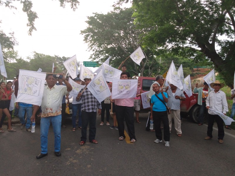 Campesinos bloquean carretera Acapulco-Zihuatanejo, se suman al FAC