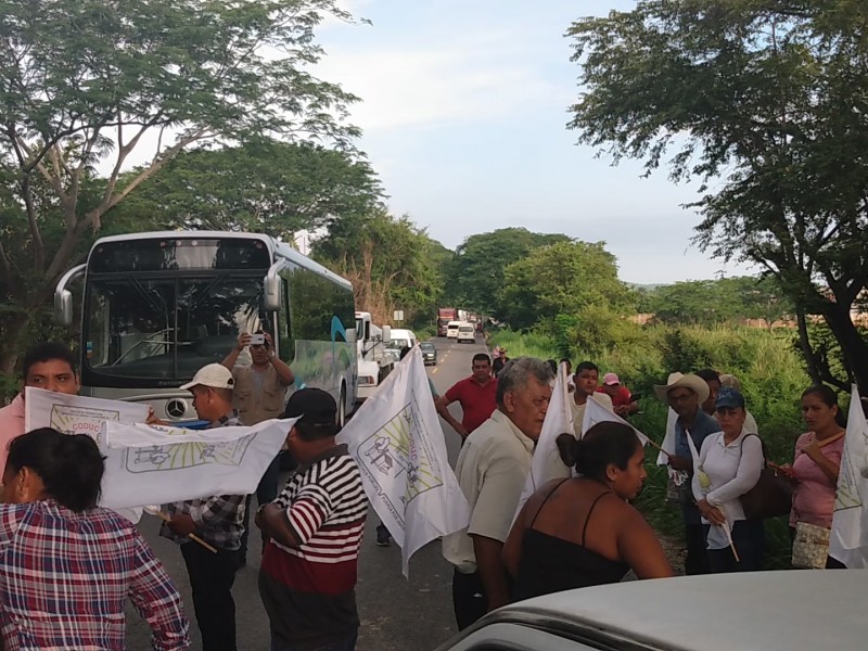 Campesinos bloquean carretera Acapulco-Zihuatanejo, se suman al FAC