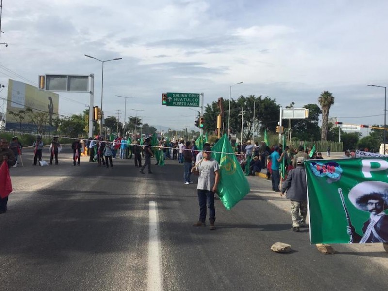 Campesinos bloquean crucero del Aeropuerto Internacional de Oaxaca