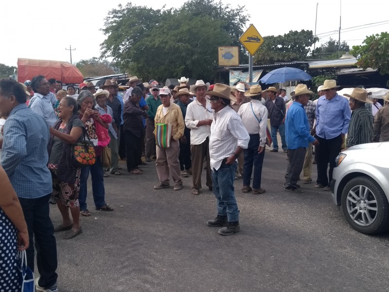 Campesinos bloquean en Jalapa del Marqués exigen pago