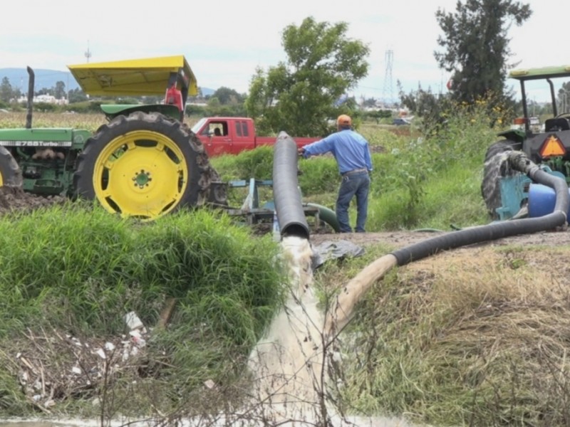 Campesinos buscan rescatar sus cultivos