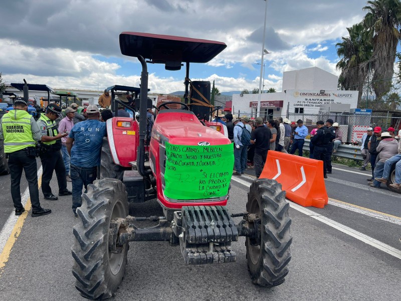 Campesinos cierran la Cuacnopalan Oaxaca en defensa del maíz