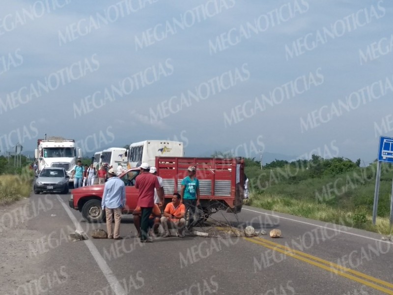 Campesinos de puente madera bloquean carretera transistmica