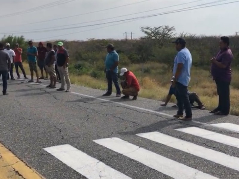 Campesinos de Puente Madera bloquean la carretera Transístmica; exigen agua