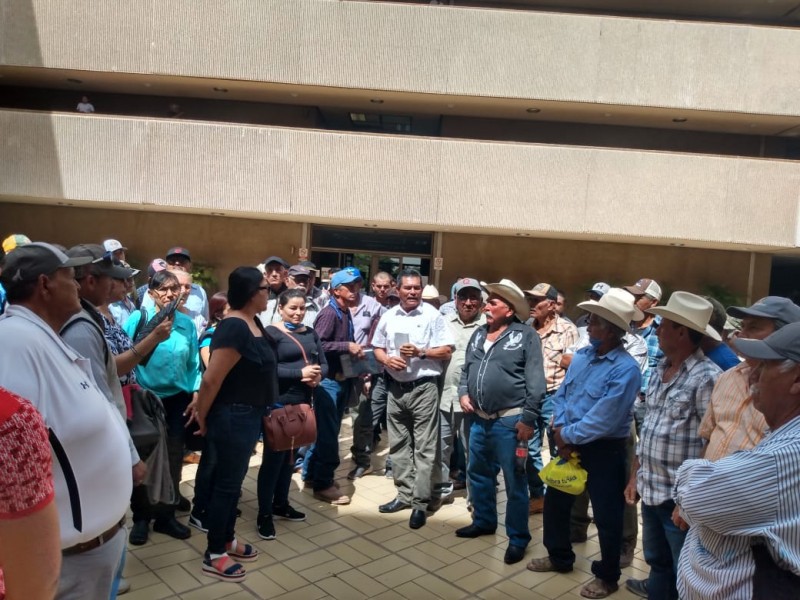 Campesinos del municipio de Sinaloa exigen apoyo al gobernador