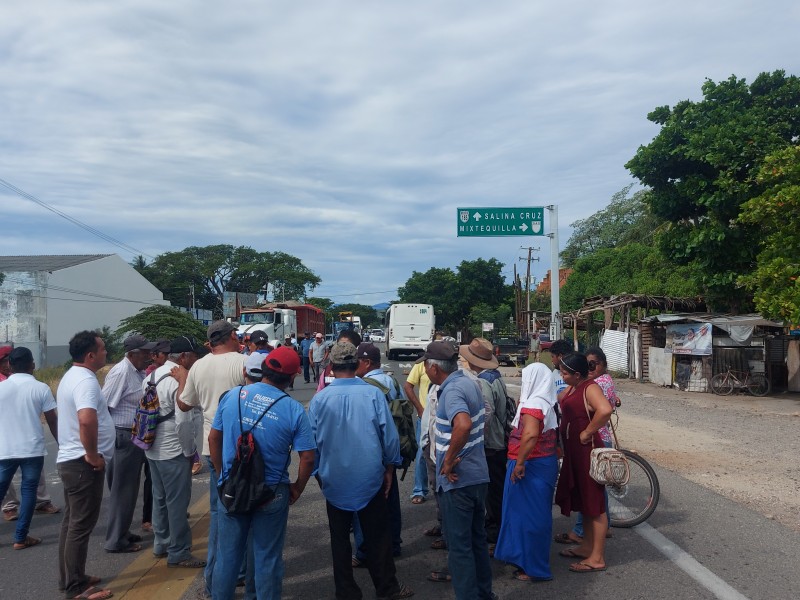 Campesinos exigen primer riego de octubre con bloqueo carretero