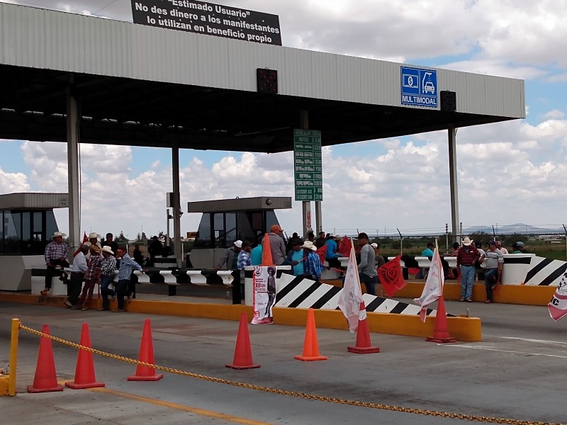 Campesinos inician bloqueo carretero indefinido en Zacatecas