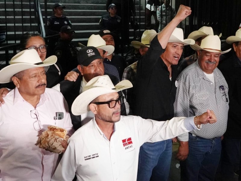 Campesinos levantan bloqueos carreteros
