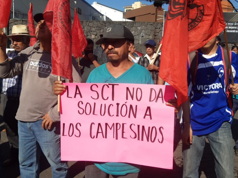 Campesinos protestan ante daños causados por libramiento Xalapa-Perote