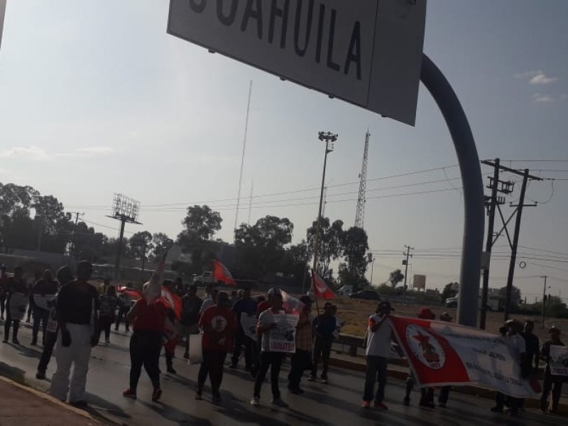 Campesinos protestan y desquician el periférico