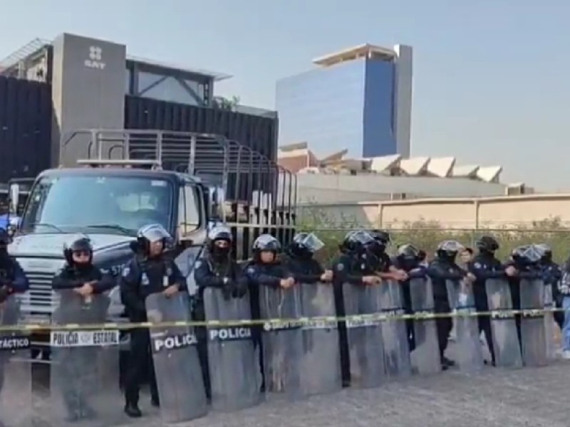 Campesinos salen a manifestarse frente al SAT de Angelópolis