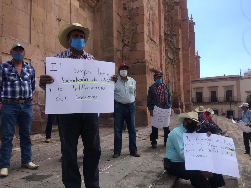 Campesinos se manifiestan en avenida Hidalgo