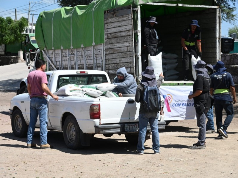 Campesinos temporaleros reciben fertilizantes