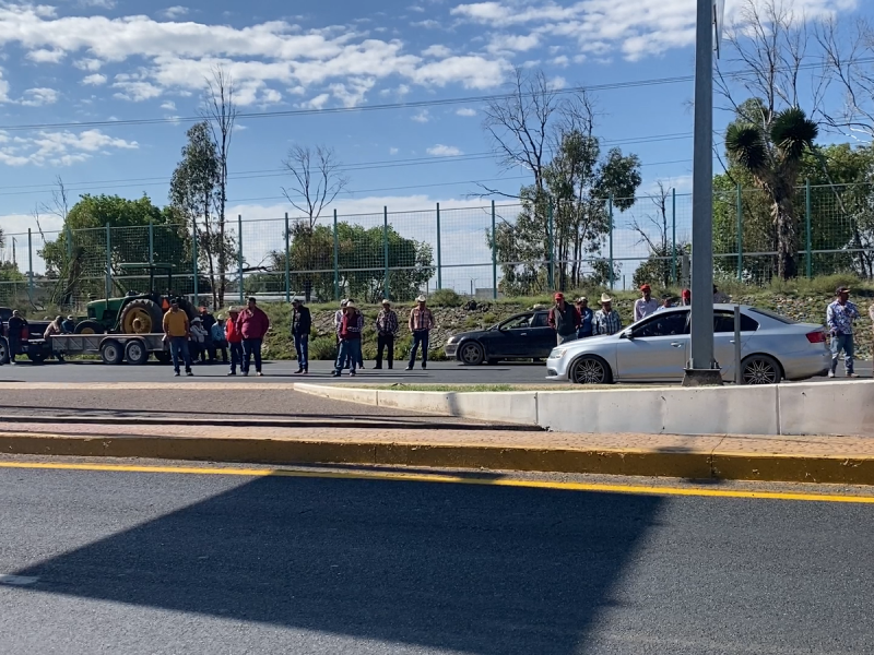 Campesinos toman bulevar para exigir entrega de semilla de avena