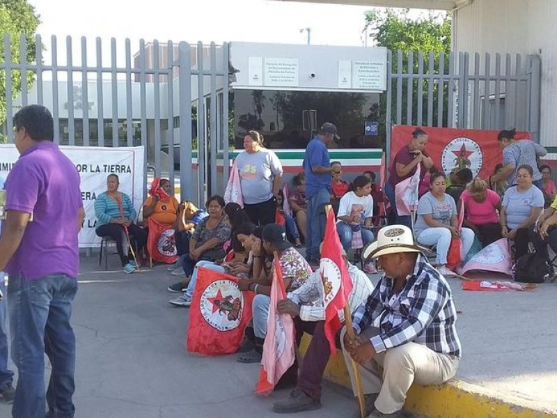 Campesinos toman oficinas del SAT