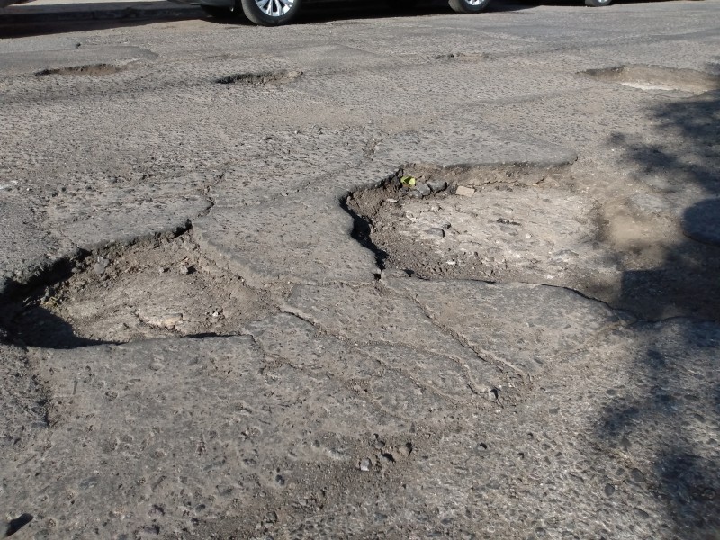 Campo minado de baches en la Gabriel Pastor