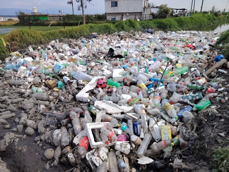 Canal Totoltepec en Toluca llenó de basura; ha causado desbordamientos