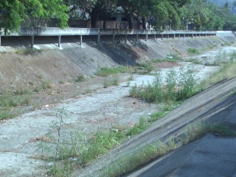 Canales de Zihuatanejo llenos de basura
