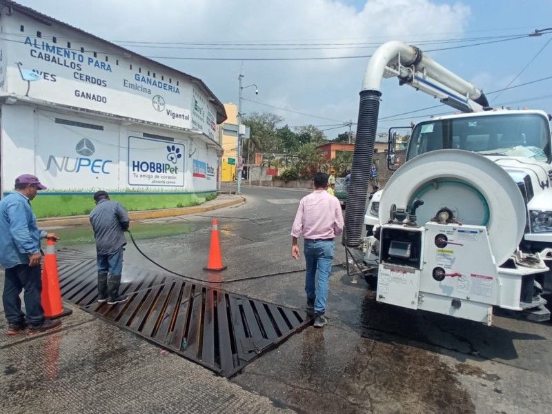 Canales pluviales de Tuxpan siguen arrojando basura y llantas acumuladas