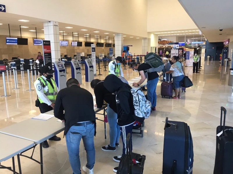 Cancelación de vuelos provoca baja en comercios de aeropuerto
