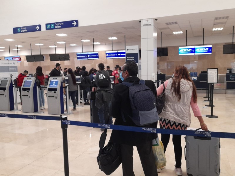 Cancelan vuelos en aeropuerto de Veracruz por ceniza de volcán
