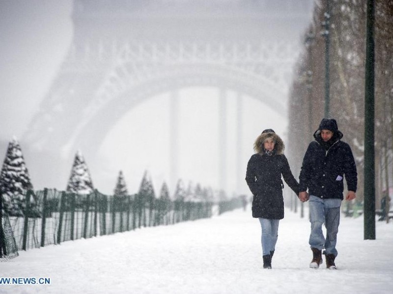 Cancelan vuelos por tormentas de nieve en Francia