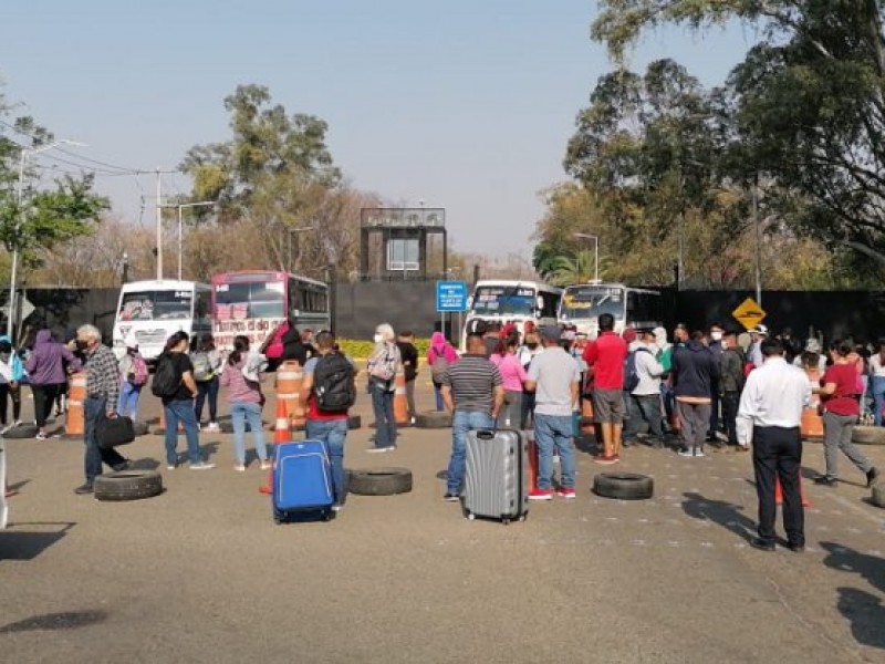 Cancelan y retrasan decenas de vuelos por bloqueo a aeropuerto