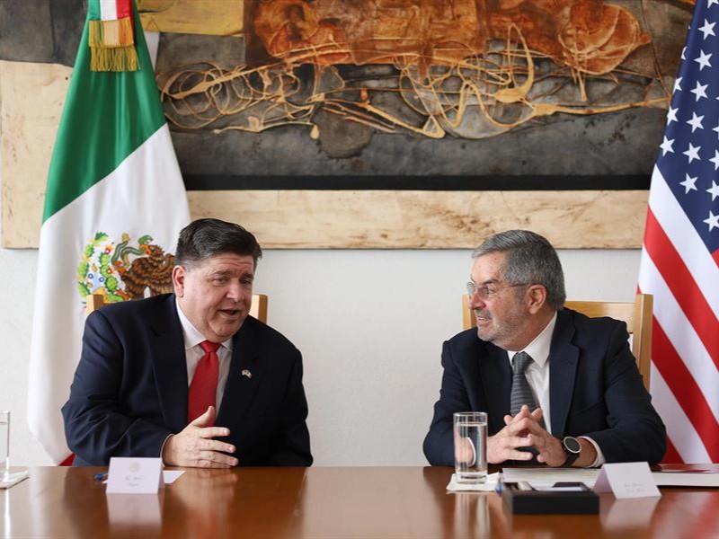 Canciller de México recibe a gobernador de Illinois