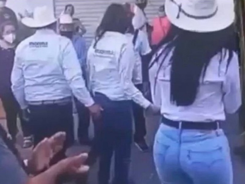 Video: Candidato de Morena da una nalgada a mujer