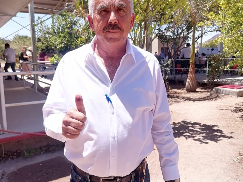 Candidato Rogelio Sánchez acude a votar