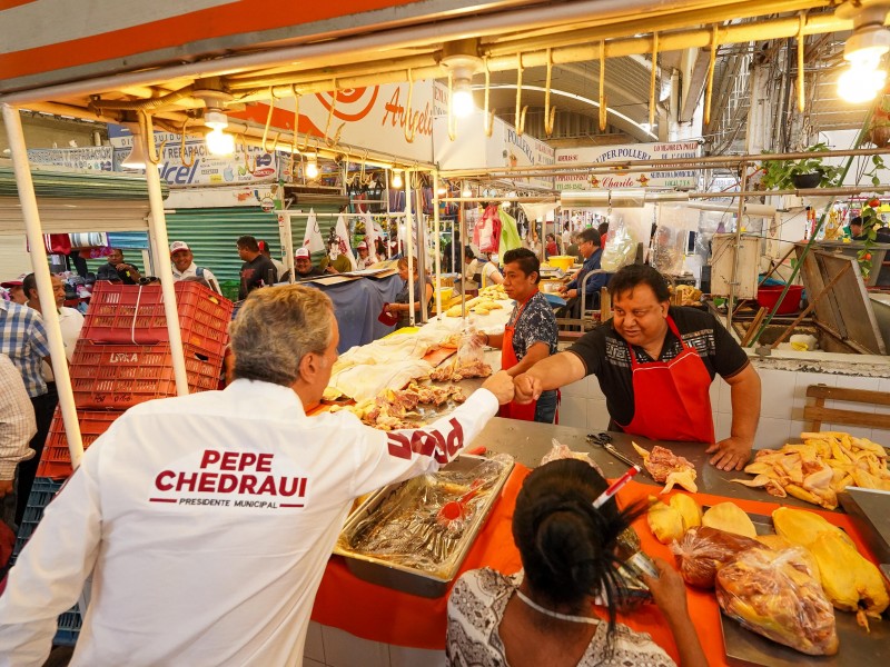 Candidato se acerca a mercados de la capital