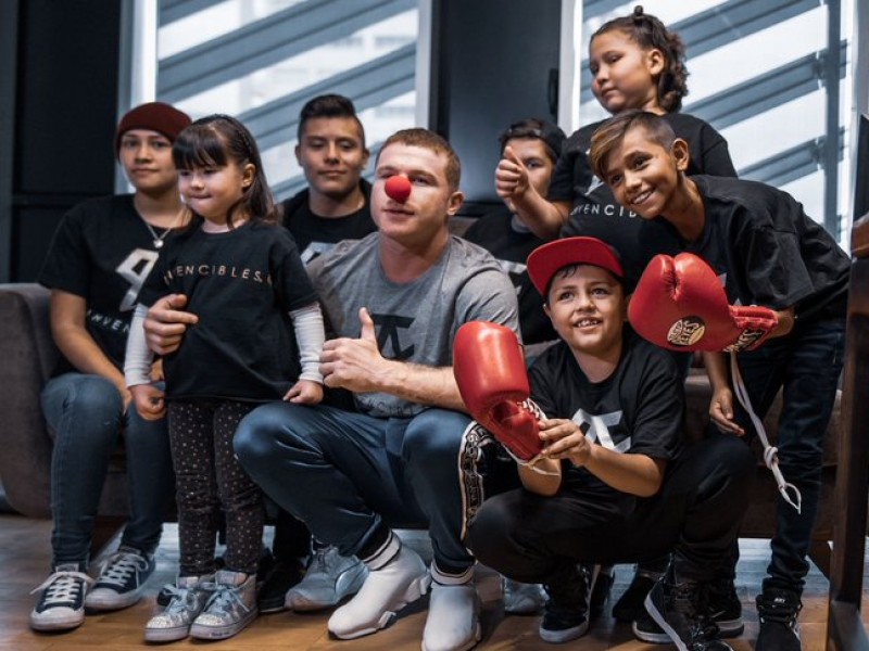 Canelo hace donación a Nariz Roja