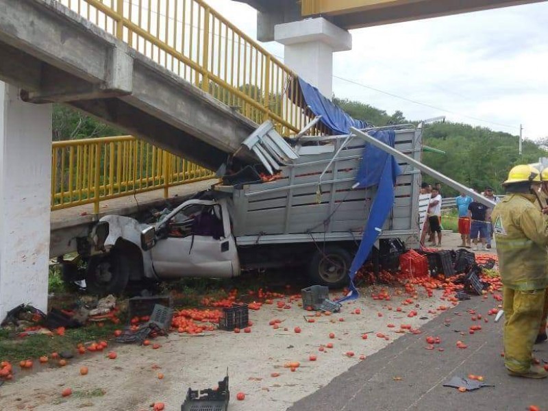 Camionazo deja tres muertos en Tuxtla