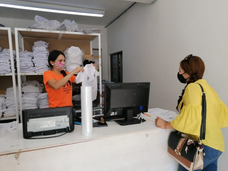 Canje de uniformes escolares abre al público en general