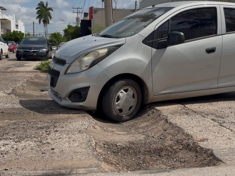 Cano y Río Humaya: enorme bache se vuelve trampa mortal