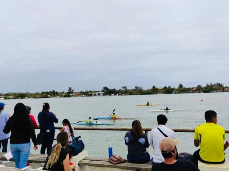 Canoistas norveracruzanos participaron en regata de la amistad