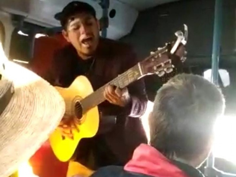 Canta en camiones no para pedir ayuda, sino para ayudar