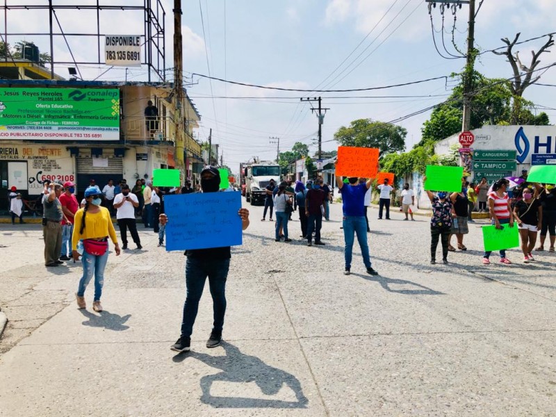 Cantineros bloquean acceso a la ciudad